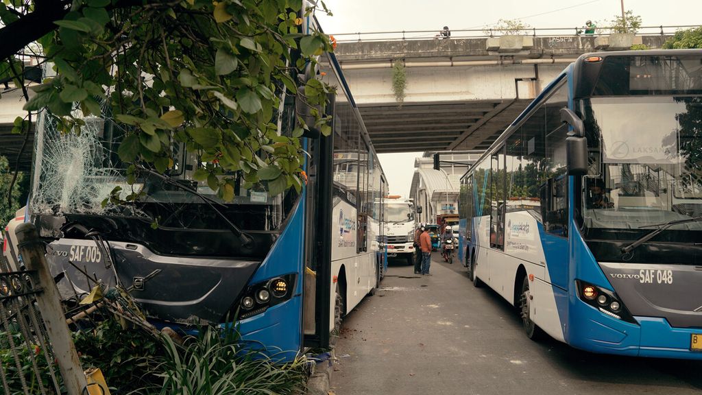 Bus transjakarta dengan nomor polisi B 7091 PGA mengalami kecelakaan tunggal di Jalan I Gusti Ngurah Rai, Duren Sawit, Jakarta Timur, Jumat (11/2/2022). Kecelakaan yang terjadi di dekat halte bus transjakarta Raden Inten tidak mengakibatkan korban jiwa. 