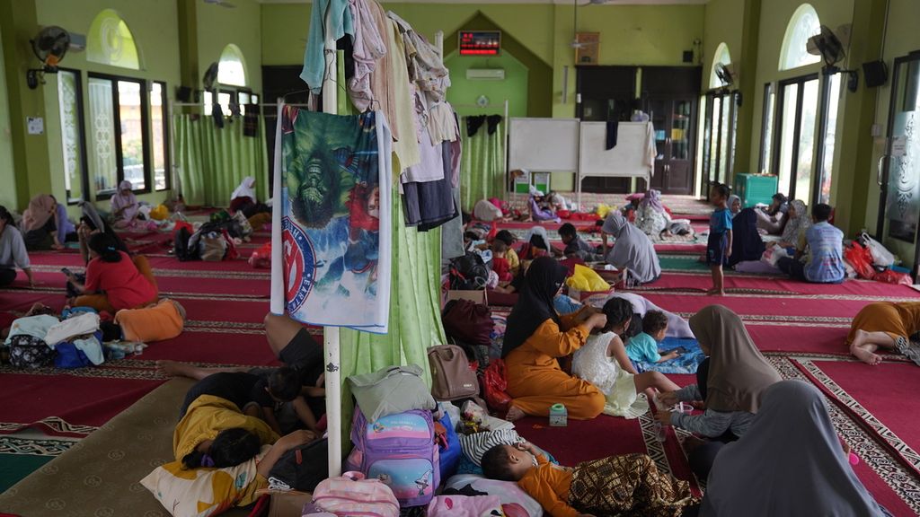 Hundreds of residents took refuge in the Arroyan Mosque, Villa Kencana Cikarang in Karangsentosa Village, Karangbahagia District, Bekasi Regency, West Java, Thursday (2/3/2023).
