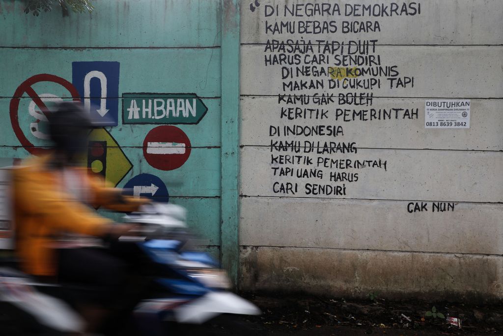 Tulisan bernada sindiran terhadap jalannya pemerintahan tertulis di tembok lahan di Cipondoh, Kota Tangerang, Banten, Kamis (5/11/2020). Tulisan ini seolah menjadi respons terhadap terancamnya kebebasan berbicara, terutama terhadap suara yang berbeda dengan penguasa.