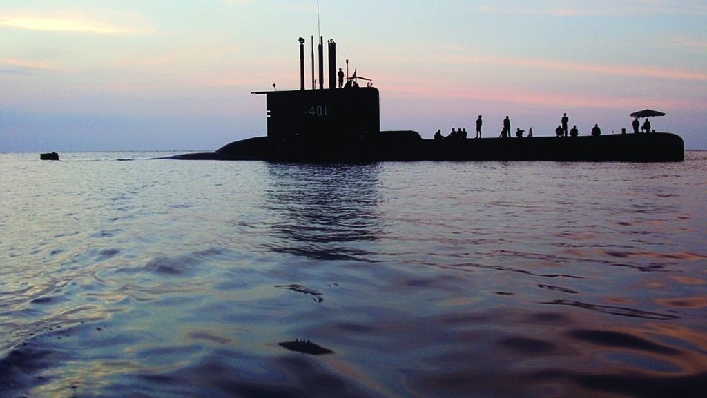 Kru kapal selam KRI Cakra beristirahat di atas kapal selam usai latihan di Situbondo, beberapa waktu lalu.
