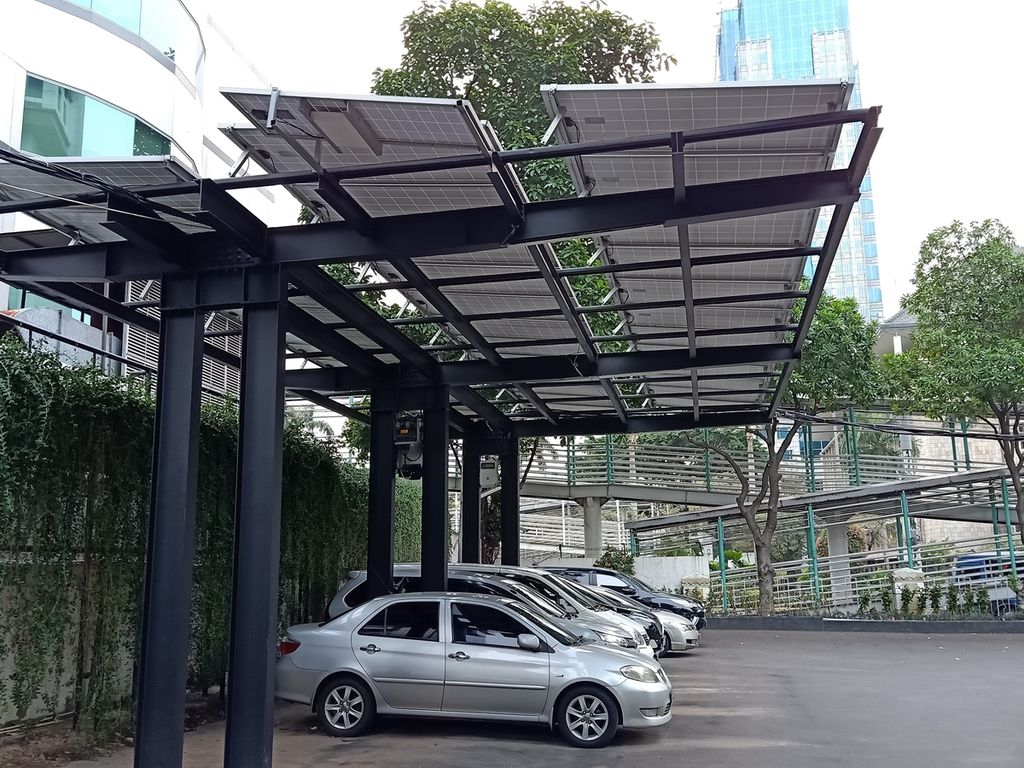 Pemerintah mendorong dunia industri bersama pemerintah pusat dan daerah memanfaatkan atap bangunan dan gedung yang mereka miliki dengan memasang pembangkit listrik tenaga surya (PLTS) di atasnya.
