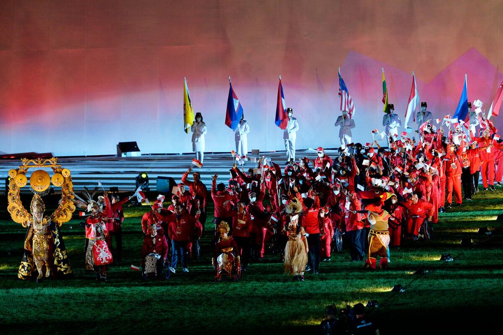 Kontingen Indonesia yang sekaligus sebagai juara umum hadir dalam upacara penutupan ASEAN Para Games 2022 di Stadion Manahan, Surakarta, Jawa Tengah, Sabtu (6/8/2022).