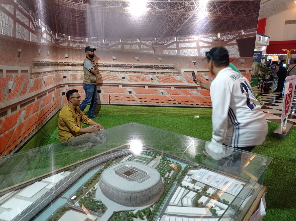 Pengunjung berswafoto di salah satu stan pembangunan Ibu Kota saat Jakarta Fair Kemayoran atau Pekan Raya Jakarta di Jakarta International Expo, Kemayoran, Jakarta Pusat, Selasa (21/6/2022).
