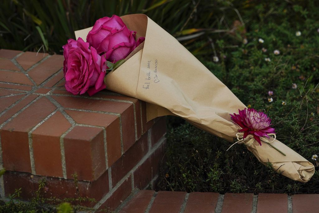 Buket bunga terlihat di luar rumah keluarga Nancy Pelosi, Ketua DPR AS, di San Fransisco, 28 Oktober 2022. Suami Pelosi, Paul, diserang dengan palu oleh seseorang yang menerobos rumah tersebut.
