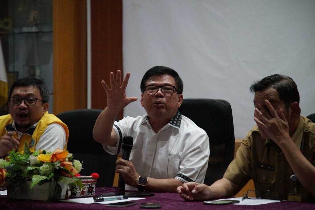 Wakil Ketua Harian Satgas Penanganan Covid-19 Kepulauan Riau Tjetjep Yudiana (tengah) saat menjelaskan karantina 15 warga Batam yang menjalin kontak dekat dengan seorang warga Singapura yang positif terinfeksi Covid 19, Senin (2/3/2020).