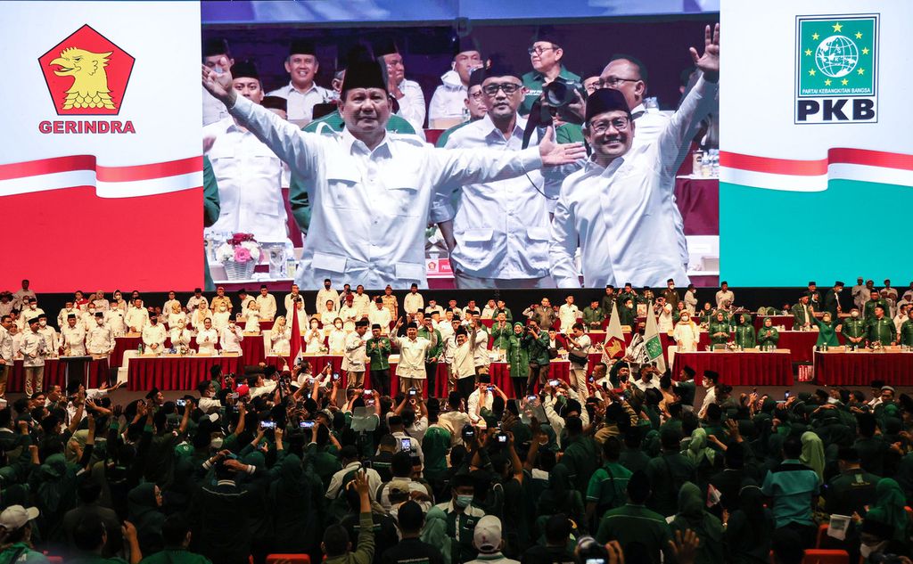Ketua Umum Partai Gerindra Prabowo Subianto (kiri) dan Ketua Umum Partai Kebangkitan Bangsa (PKB) Muhaimin Iskandar mendeklarasikan koalisi antara Partai Gerindra dengan PKB dalam Pemilu 2024 di Sentul, Bogor, Jawa Barat, Sabtu (13/8/2022). Dalam deklarasi tersebut, ditandatangani piagam kerja sama antara Partai Gerindra dan PKB dalam Pilpres 2024.  