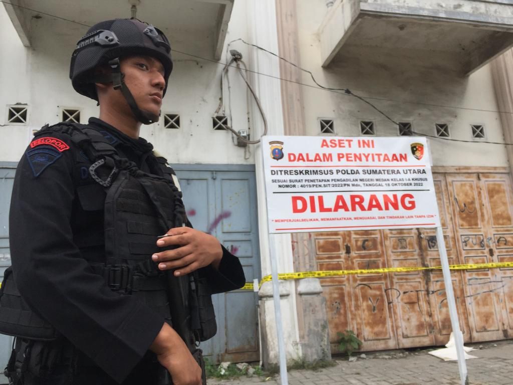 Penyidik Kepolisian Daerah Sumatera Utara menyita aset berupa rumah toko milik tersangka bos judi dalam jaringan (<i>online</i>) Apin BK alias Jhoni di Jalan Danau Singkarak, Medan, Rabu (19/10/2022). Sudah Rp 151,9 miliar asetnya disita.