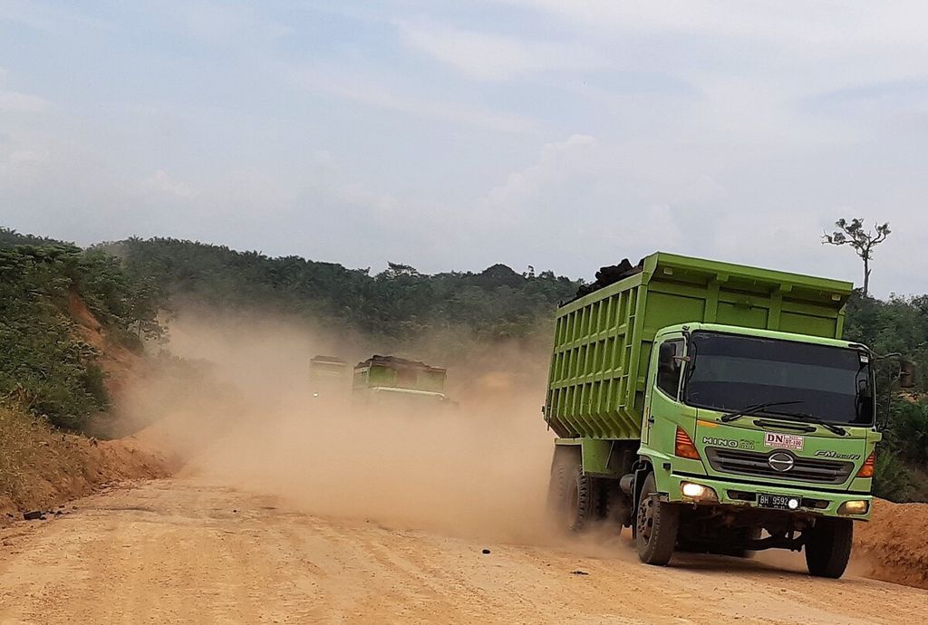 Angkutan batubara melintas di wilayah Koto Boyo, Kabupaten Batanghari, Jambi, Oktober 2021.