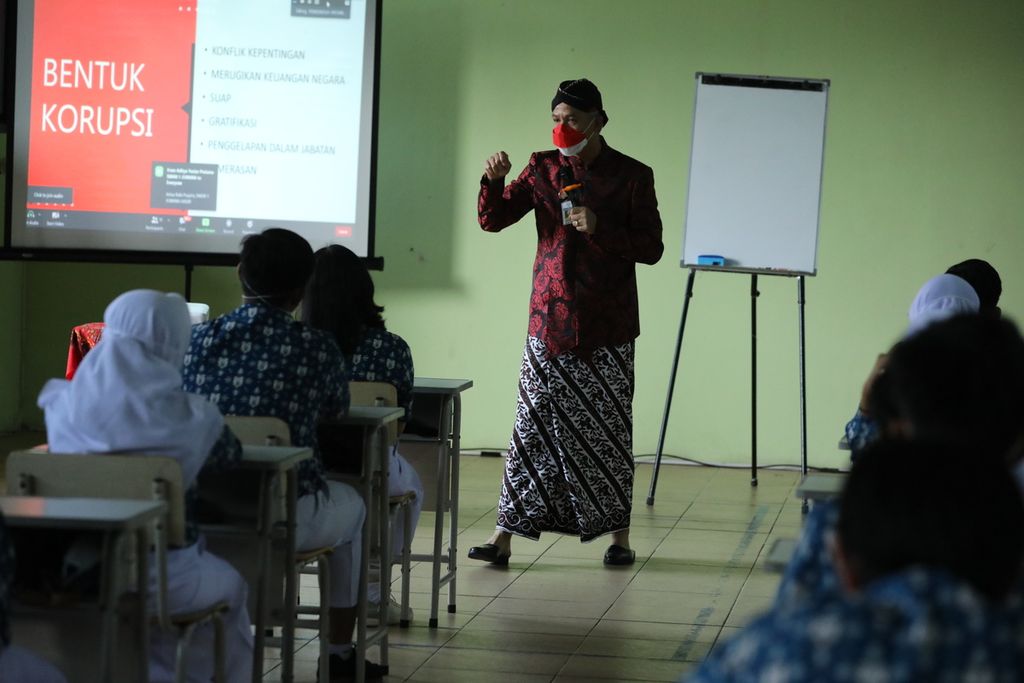 Gubernur Ganjar Pranowo menyuntikkan semangat anti korupsi kepada para pelajar di Program Gubernur Mengajar memperingati Hari Anti Korupsi di SMA Negeri 15 Semarang (9/12/2021).