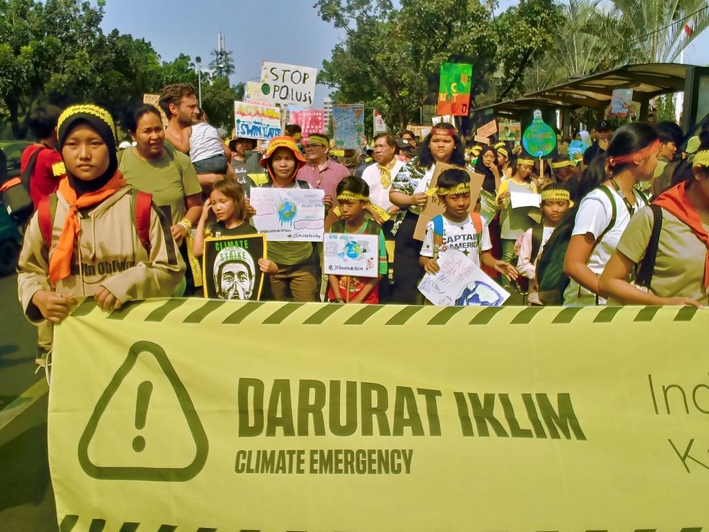 Aksi unjuk rasa mengenai perubahan iklim global di depan Balai Kota Jakarta, Jumat (20/9/2019). Kegiatan itu dihadiri berbagai kalangan, dari yang berusia sekolah hingga profesional.