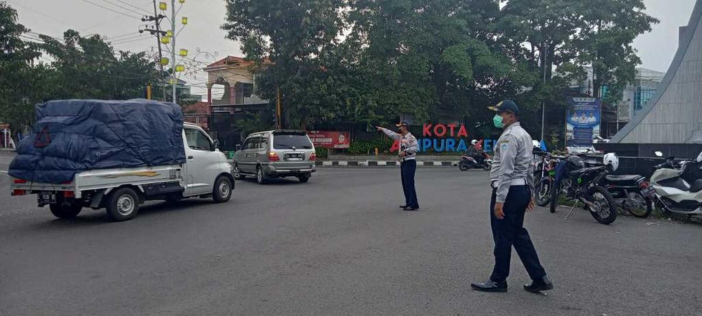 Petugas mengatur pengalihan arus lalu lintas di Jalan Raya Lamongan-Surabaya karena Jembatan Ngaglik 1 ambles pada Rabu (29/3/2022) siang.