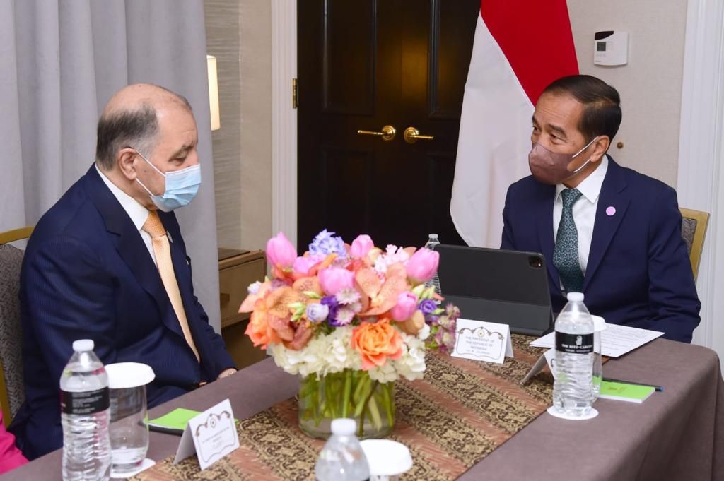Presiden Joko Widodo bertemu dengan <i>chairman</i> sekaligus CEO Air Products Seifi Ghasemi di sela lawatannya di Amerika Serikat, Kamis (12/5/2022). 