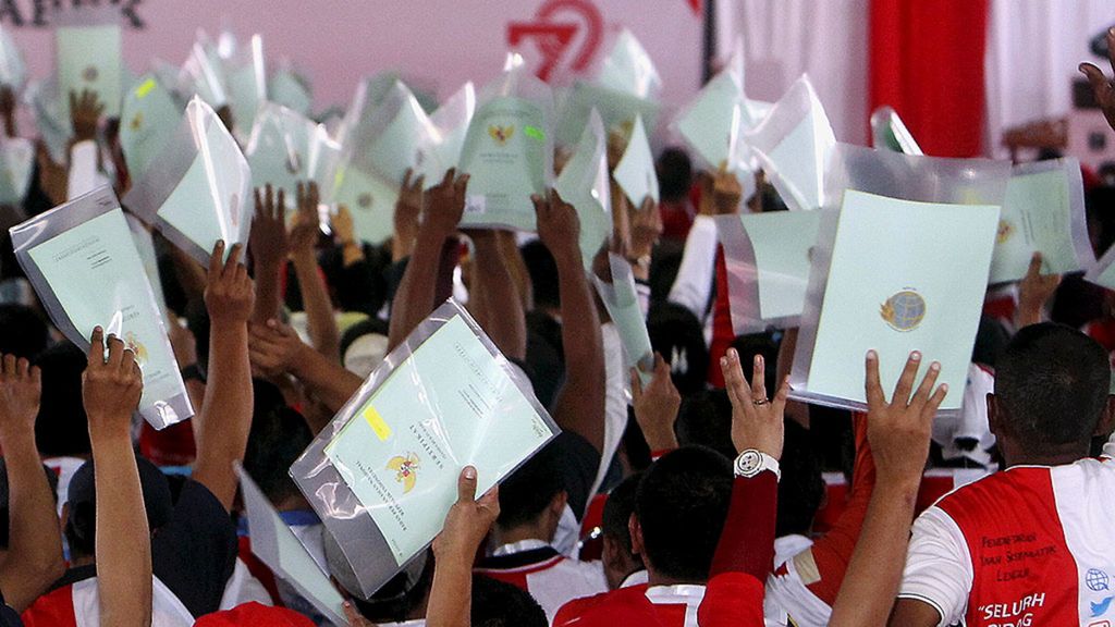 Ilustrasi: Sejumlah warga memegang sertifikat tanah miliknya saat penyerahan sertifikat hak atas tanah se-Jabodetabek di Jakarta, Minggu (20/8/2017).