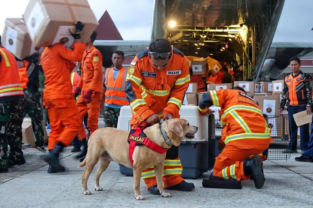 Anjing pelacak Badan Nasional Pencarian dan Pertolongan (Basarnas) dipersiapkan berangkat dari Pangkalan Udara Halim Perdanakusuma, Jakarta, Sabtu (11/2/2023), menuju Turki. 