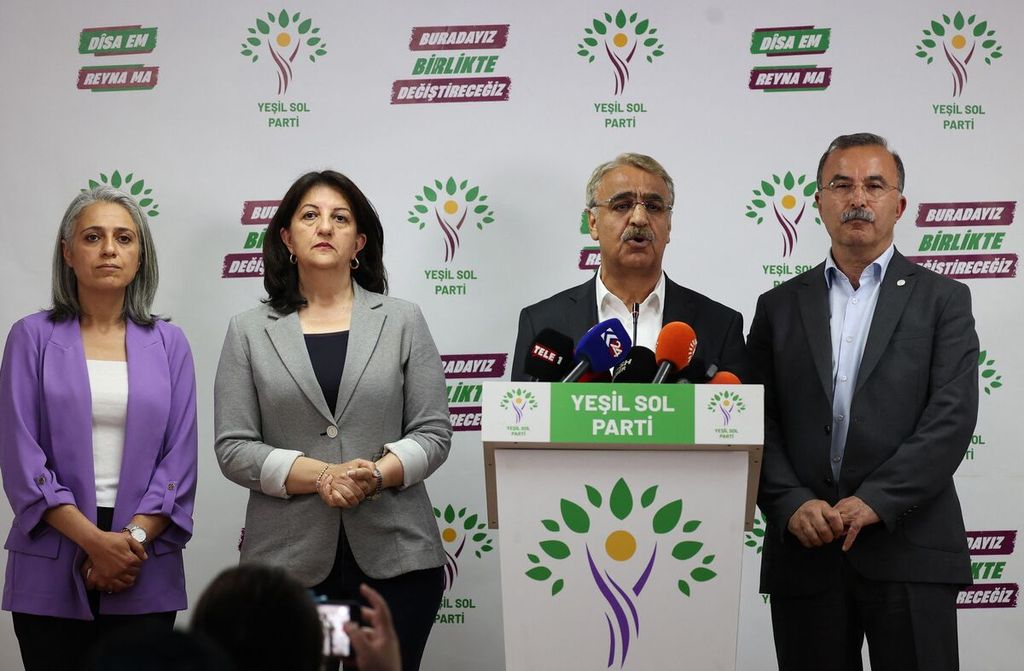 Ketua bersama Partai Demokrasi Rakyat (HDP), Mithat Sancar (kedua dari kanan) dan Pervin Buldan (kedua dari kiri), serta Juru Bicara Partai Kiri Hijau (YSP) Cigdem Kilicgun (kiri) dan Ibrahim Akin menggelar konferensi pers di kantor pusat HDP di Ankara, Turki, Kamis (25/5/2023). HDP, partai pro-Kurdi, dan YSP kembali menegaskan dukungan mereka pada kandidat presiden dari oposisi, Kemal Kilicdaroglu, pada pilpres putaran kedua, Minggu (28/5/2023). 