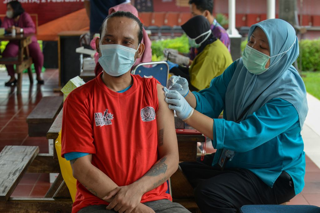 Tenaga kesehatan menyuntikkan vaksin Covid-19 ke salah seorang warga binaan Rumah Tahanan Kelas 1 Cipinang, Jakarta Timur, Kamis (2/2/2023). 