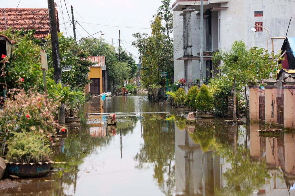 Sebagian permukiman warga yang masih terendam banjir selama beberapa pekan ini di Desa Karangrowo, Kecamatan Undaan, Kabupaten Kudus, Jawa Tengah, Jumat (17/3/2023). 