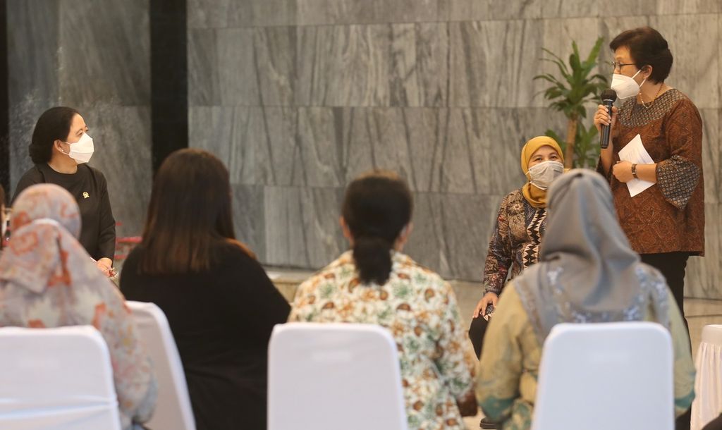 Ketua DPR Puan Maharani (kiri) melakukan audiensi dengan sejumlah akademisi dan aktivis perempuan di Kompleks Parlemen, Senayan, Jakarta, Rabu (12/1/2022). Audiensi terkait Rancangan Undang-undang Tindak Pidana Kekerasan Seksual (RUU TPKS) yang segera disahkan menjadi RUU inisiatif DPR. 