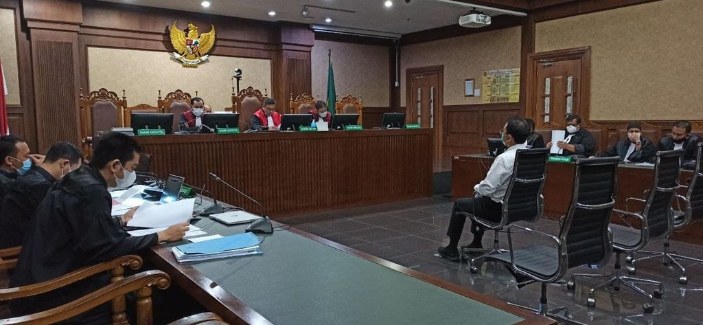 Bekas Wakil Ketua DPR Azis Syamsuddin mengikuti sidang tuntutan dugaan suap pengurusan perkara di Komisi Pemberantasan Korupsi, Senin (24/1/2022), di Pengadilan Tindak Pidana Korupsi Jakarta.