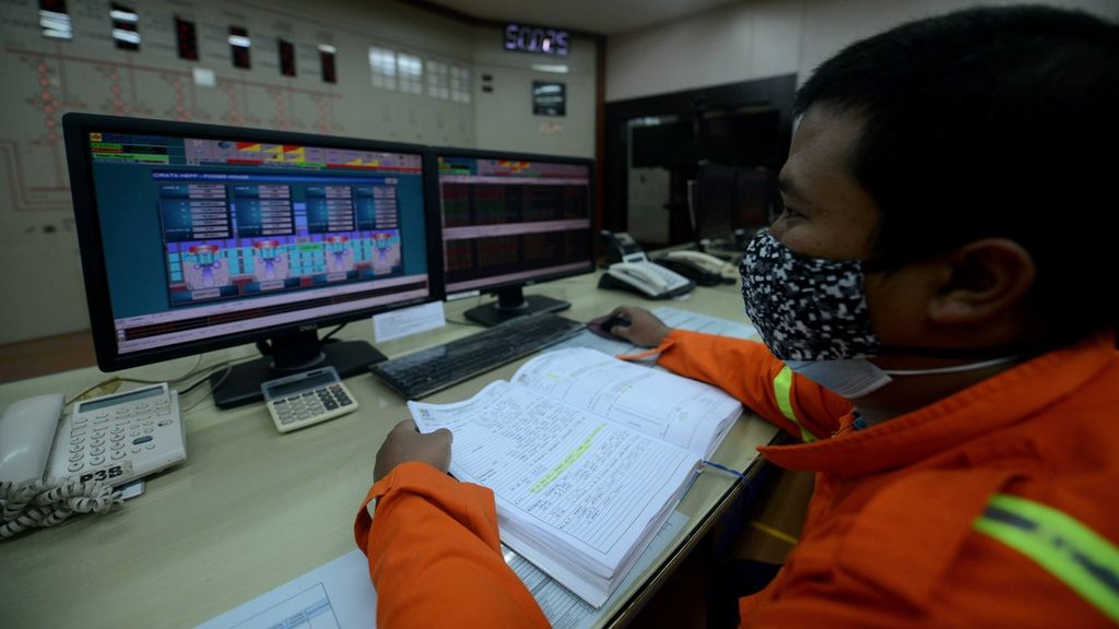 Operators monitor the performance of the generator in the control room of the Cirata Hydroelectric Power Plant (PLTA) in Purwakarta Regency, West Java, on Thursday (23/9/2021). 