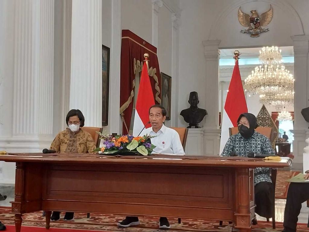 Presiden Joko Widodo dan para menteri terkait pada konferensi pers perihal pengalihan subsidi bahan bakar minyak di Istana Merdeka, Jakarta, Sabtu (3/9/2022).