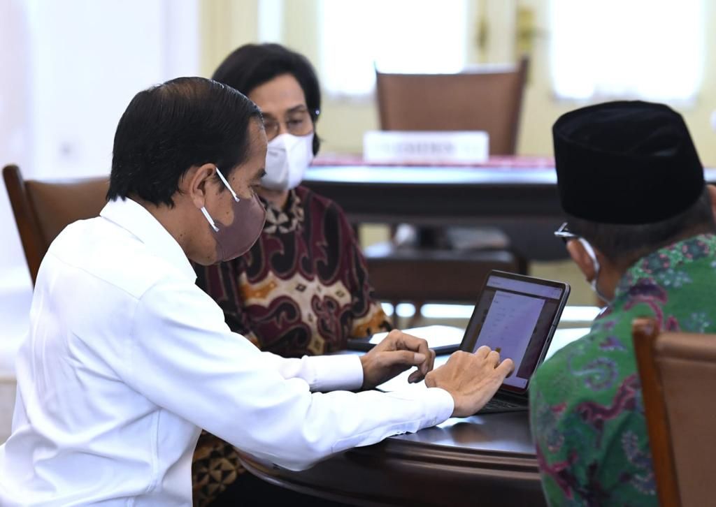 Presiden Joko Widodo melaporkan SPT  Pajak Penghasilan (PPh) melalui aplikasi daring e-Filing di Istana Kepresidenan Bogor, Jawa Barat, pada Jumat, 4 Maret 2022. 