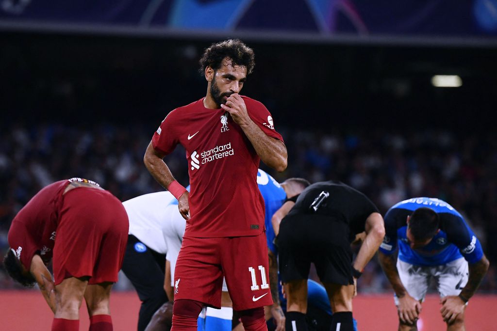 Ekspresi penyerang Liverpool, Mohamed Salah, saat timnya menghadapi Napoli pada laga penyisihan Grup A Liga Champions Eropa di Stadion Diego Armando Maradona, Naples, Italia, Rabu (8/9/2022) dini hari WIB. Liverpool takluk, 1-4, pada laga itu. 