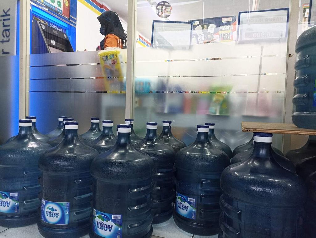 Air minum dalam galon dijual di salah satu minimarket di Medan, Sumatera Utara, Selasa (13/9/2022).