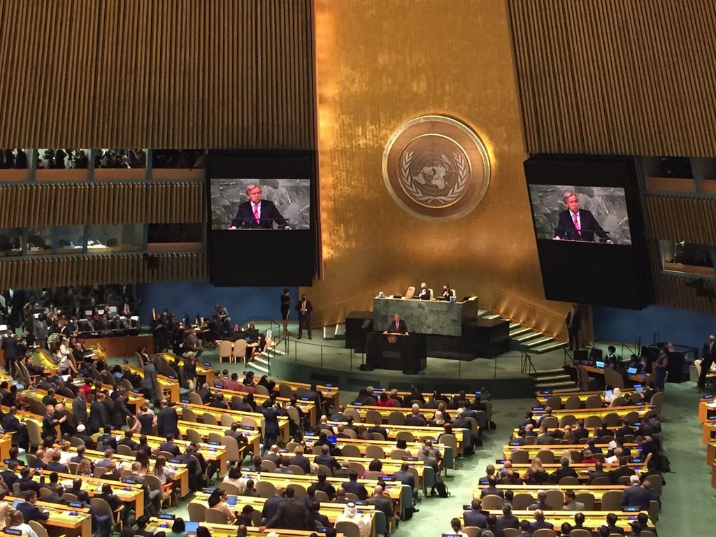 Suasana pembukaan Sidang Ke-77 Majelis Umum PBB di Markas Besar PBB di New York, Amerika Serikat, Selasa (20/9/2022). Tampak Sekretaris Jenderal PBB Antonio Guterres (di podium, tampak di layar) menyampaikan pidato pembukaan.