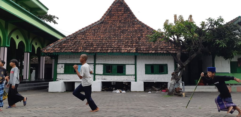 Para santri bermain di Pondok Pesantren Al-Hamdaniyah, Sidoarjo, Jawa Timur, Rabu (25/1/2023). Di pesantren inilah pendiri Nahdlatul Ulama, KH Hasyim Asy'ari, pernah menimba ilmu. Pesantren ini didirikan tahun 1787 atau telah berusia 236 tahun
