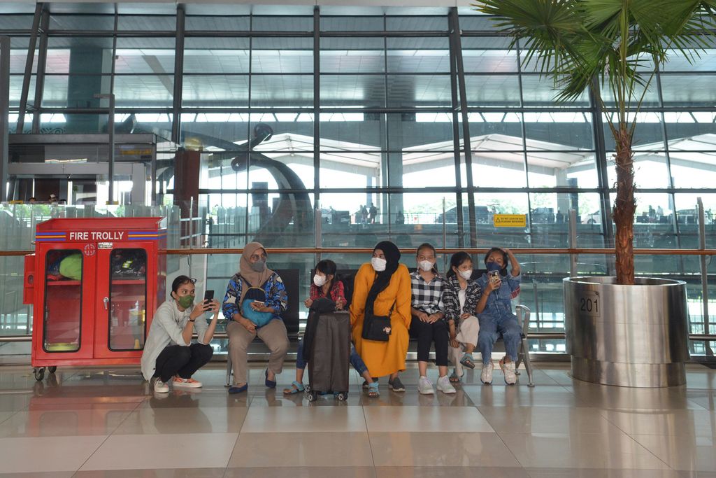 Sejumlah calon penumpang pesawat menunggu waktu pemberangkatan pesawat di Terminal 3 Bandara Internasional Soekarno-Hatta, Tangerang, Banten, Selasa (20/12/2022). 