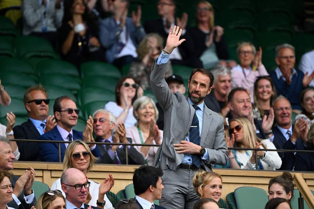 Gareth Southgate, pelatih timnas sepak bola Inggris, melambaikan tangan dari tribune Royal Box saat menyaksikan turnamen tenis Wimbledon di All England Tennis Club, London, 2 Juli 2022. Tribune itu sering diisi selebritas, tokoh, dan anggota Kerajaan Inggris. 
