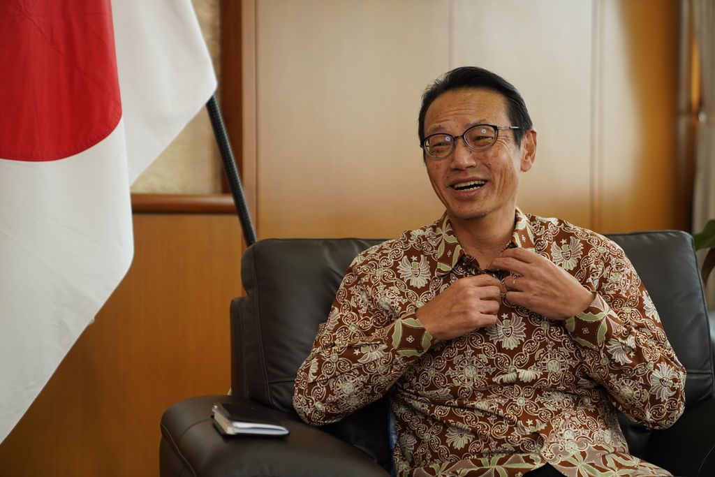 Duta Besar Jepang untuk Indonesia Kanasugi Kenji saat ditemui oleh tim Harian Kompas untuk wawancara terkait hubungan bilateral Jepang di Indonesia di kantornya yang terletak di Jakarta, Selasa (14/01/2023)