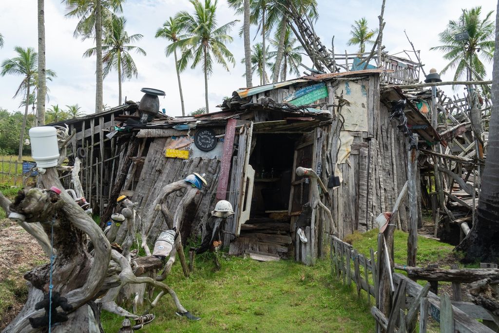 Tempat tinggal Ahmadun yang terbuat dari sampah-sampah yang dikumpulkan dari pantai sekitar Desa Pengudang, Kecamatan Teluk Sebong, Bintan, Kepulauan Riau, Rabu (20/10/2021).