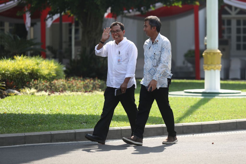 Juru Bicara Presiden Joko Widodo Fadjroel Rachman bersama Deputi Protokol Pers dan Media Sekretariat Presiden Bey Triadi Machmudin (kanan) di Kompleks Istana Presiden, Jakarta, Selasa (22/10/2019).