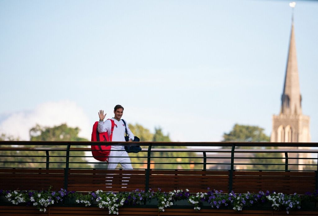 Arsip foto 7 Juli 2021 ini memperlihatkan petenis Swiss, Roger Federer, melambaikan tangan setelah dikalahkan Hubert Hurkacz (Polandia) pada laga perempat final tunggal putra Wimbledon di London, Inggris, Rabu (7/7/2021). Laga itu menjadi laga kompetitif terakhir Federer yang mengumumkan akan pensiun.