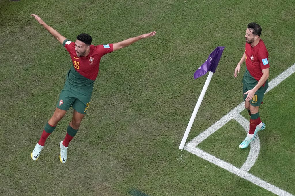 Pemain Portugal, Goncalo Ramos (kiri), melakukan selebrasi setelah mencetak gol pertama dalam pertandingan babak 16 besar Piala Dunia Qatar antara Portugal dan Swiss di Stadion Lusail, Lusail, Rabu (7/12/2022) dini hari WIB. Ramos mencetak <i>hattrick</i> dalam pertandingan yang berakhir dengan kemenangan Portugal, 6-1.