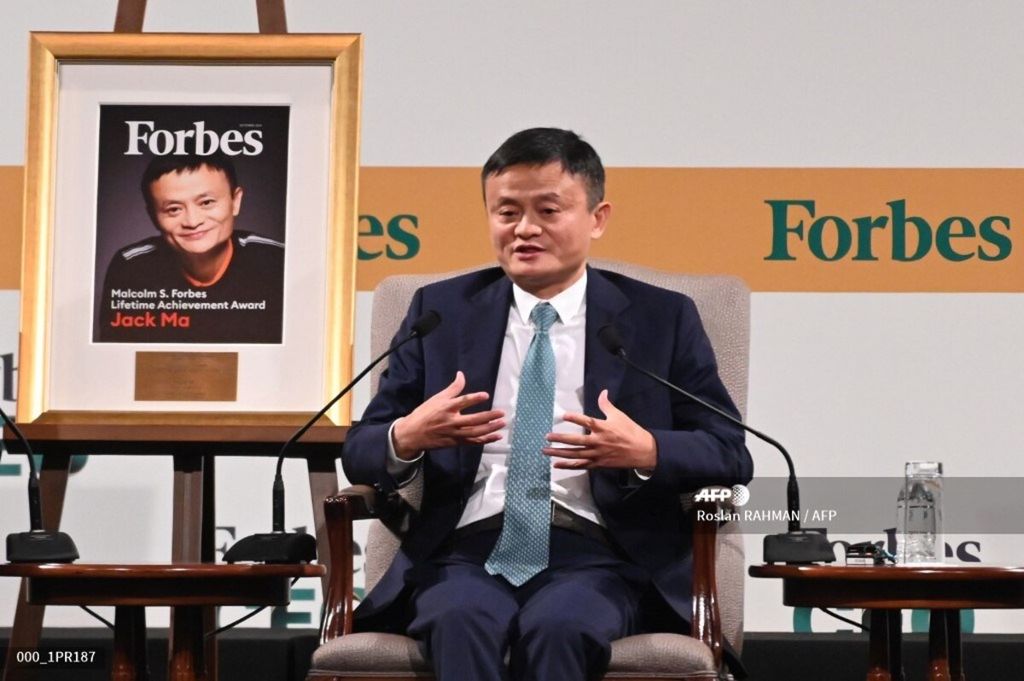 Foto yang diambil pada 15 Oktober 2019 ini memperlihatkan Jack Ma, <i>co-founder</i> dan mantan pemimpin eksekutif Alibaba Group, berbicara pada Konferensi Forbes Global CEO di Singapura. 