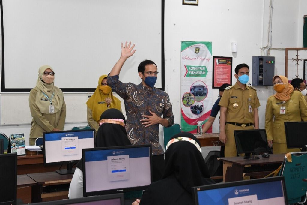 Mendikbudristek Nadiem Anwar Makarim memantau pelaksaan tes ASN PPPK yang diikuti guru honorer di sekolah negeri di Solo, pertengahan September 2021. 