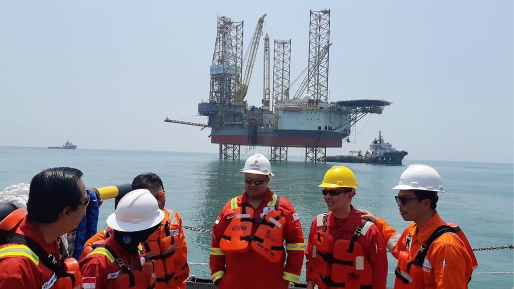Pejabat dari PGN Saka dan Satuan Kerja Khusus minyak dan gas saat meninjau menara pengeboran sumur eskplorasi Tambakboyo 2, Jumat (31/8/2018).