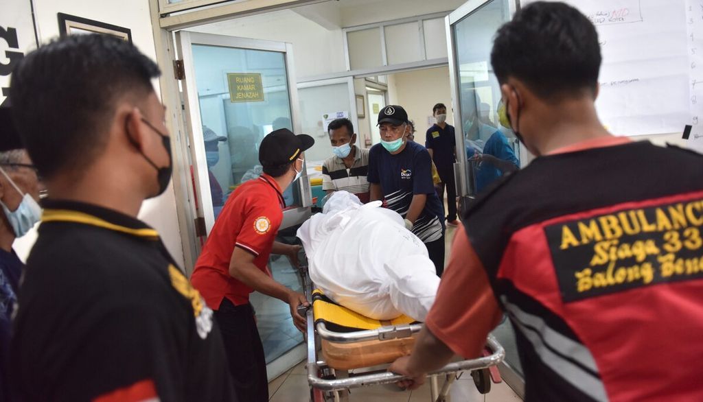 Jenazah korban meninggal kecelakaan bus di Jalan Tol Surabaya-Mojokerto yang berhasil diidentifikasi dibawa menuju ambulans di kamar jenazah RSUD Dr Wahidin Sudiro Husodo, Kota Mojokerto, Jawa Timur, Senin (16/5/2022). Kecelakaan bus tersebut terjadi di Jalan Tol Surabaya-Mojokerto Km 712+400 Jalur A (arah Surabaya). Para korban berasal dari lingkungan yang sama, tepatnya di RT 002 RW 003 Kelurahan Benowo, Kecamatan Pakal, Kota Surabaya. Kejadian yang terjadi pada pukul 06.15 WIB itu menyebabkan 15 orang tewas.