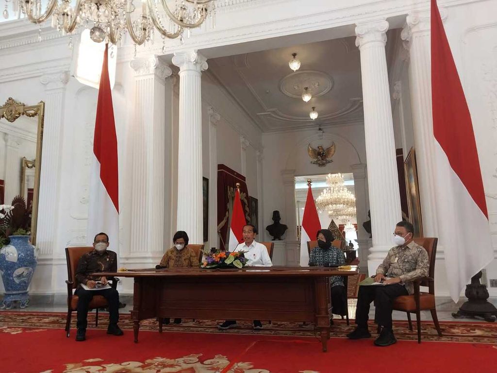 Presiden Joko Widodo dan para menteri terkait pada konferensi pers perihal pengalihan subsidi bahan bakar minyak di Istana Merdeka, Jakarta, Sabtu (3/9/2022).