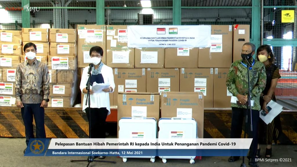 Tangkapan layar dari kanal Youtube Sekretariat Presiden saat Menteri Luar Negeri Retno Marsudi memberikan keterangan pers pada pelepasan bantuan hibah Pemerintah RI ke India untuk penanganan pandemi Covid-19, di Bandara Internasional Soekarno-Hatta, Rabu (12/5/2021).
