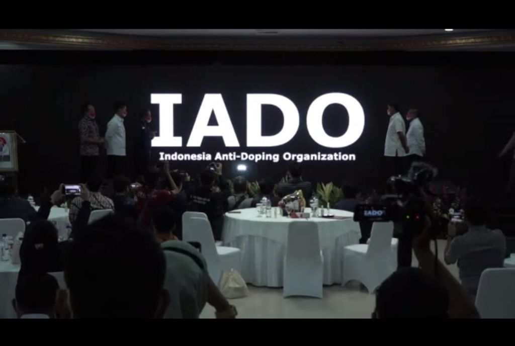Seremoni perubahan nama Lembaga Anti-Doping Indonesia (LADI) menjadi Indonesia Anti-Doping Organization (IADO) seusai konferensi pers mengenai pencabutan sanksi Badan Antidoping Dunia (WADA) kepada LADI secara daring oleh Kemenpora, Jumat (4/2/2022). 