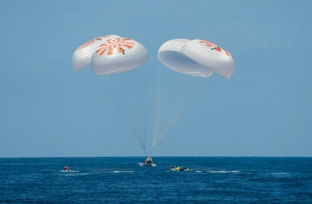 Kapsul SpaceX Dragon, yang dinaiki para astronot, mendarat di Samudra Atlantik, dijemput oleh para kru Axiom Space Ax-1, Senin (25/4/2022). 