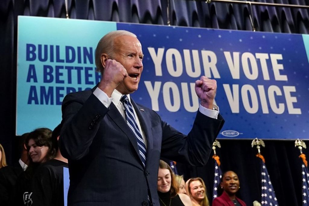 Presiden AS Joe Biden terlihat dalam foto yang diambil pada 10 November 2022. Dia tampak bersemangat setelah mengetahui partainya, Demokrat, meraih mayoritas tipis dalam pemilu paruh waktu yang digelar dua hari sebelumnya.
