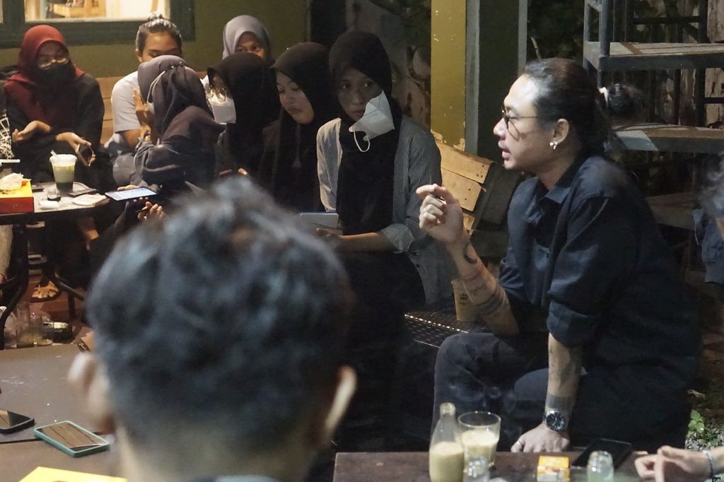 Dadang Ari Murtono (kanan) menjadi pemantik diskusi dalam sebuah forum di sebuah kafe di Kota Samarinda, Kalimantan Timur, Senin (13/3/2023).