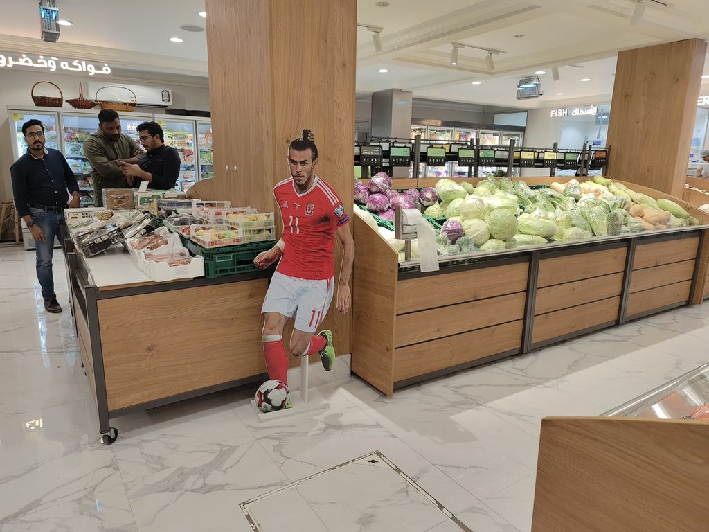 Swalayan tempat berbelanja kebutuhan memasak atau makanan jadi yang dijadikan bekal liputan Piala Dunia Qatar 2022.