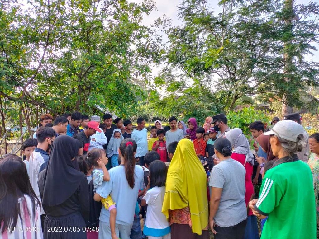 Warga menyaksikan pemakaman mayat bayi yang dibuang di Desa Mernek, Kecamatan Maos, Kabupaten Cilacap, Jawa Tengah, Minggu (3/7/2022).