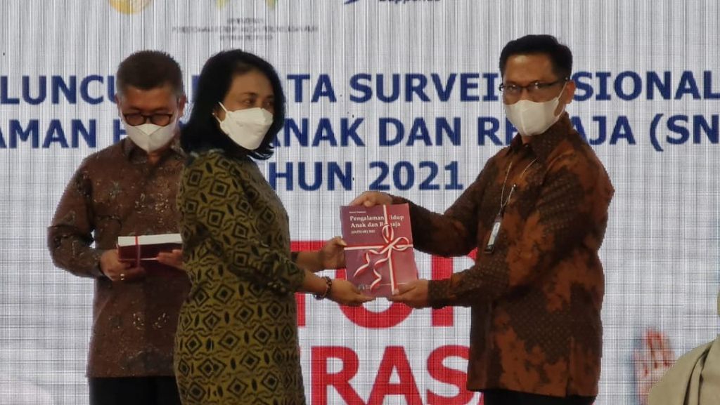 Menteri PPPA I Gusti Ayu Bintang Darmawati menyerahkan buku SNPHAR 2021 kepada Direktur Pengembangan Metodologi Sensus dan Survei BPS Sarpono pada peluncuran hasil pengolahan data dan analisis SNPHAR 2021, Rabu (30/11/2022).